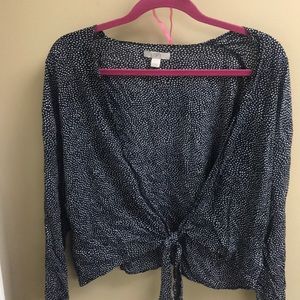 Cropped 3/4 shirt with tie in front.